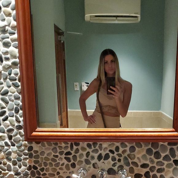 Meet your Posher, Laura - Picture 1 of 1